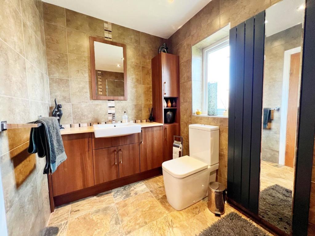 Bathroom pic 2.jpg