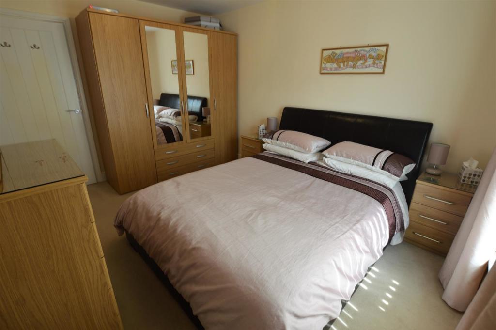 Bed2a.JPG