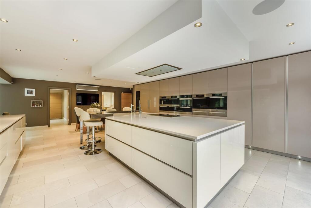 8657932-interior16.jpg