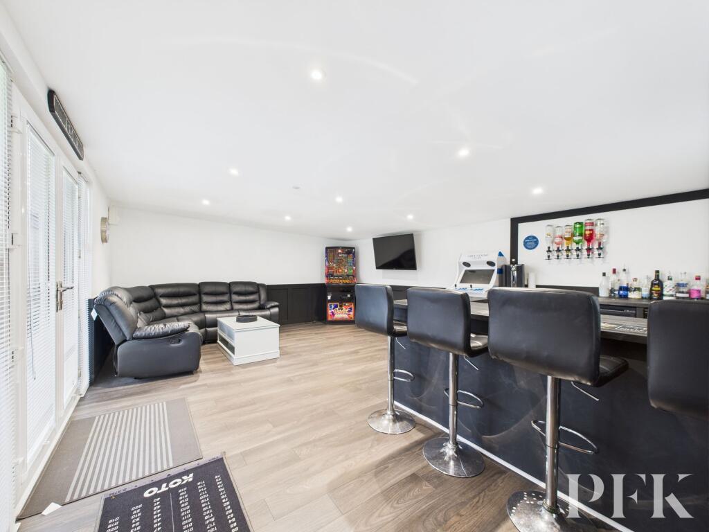 Garden - Games Room / Bar