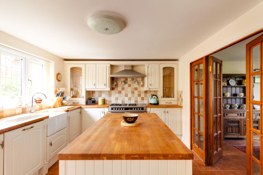 island and belfast sink view