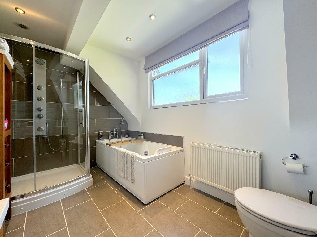 Master bedroom en-suite bathroom