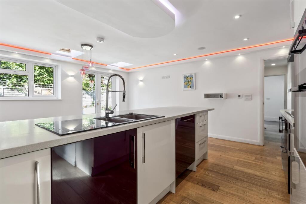 8 Courtlands Close-003.JPG