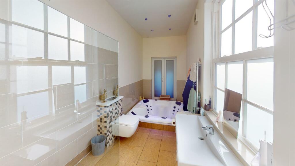 1-Badby-Road-West-Daventry--Bathroom 4.jpg