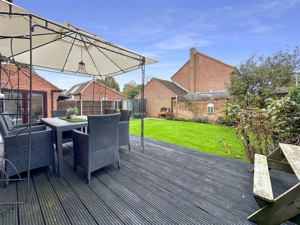 SOUTH-FACING Rear Garden 619