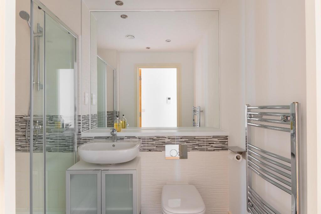 11N04OCC - Bathroom A.jpg