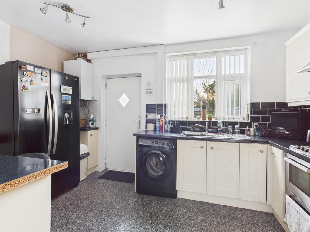 CAM03729G0-PR0203-STILL009