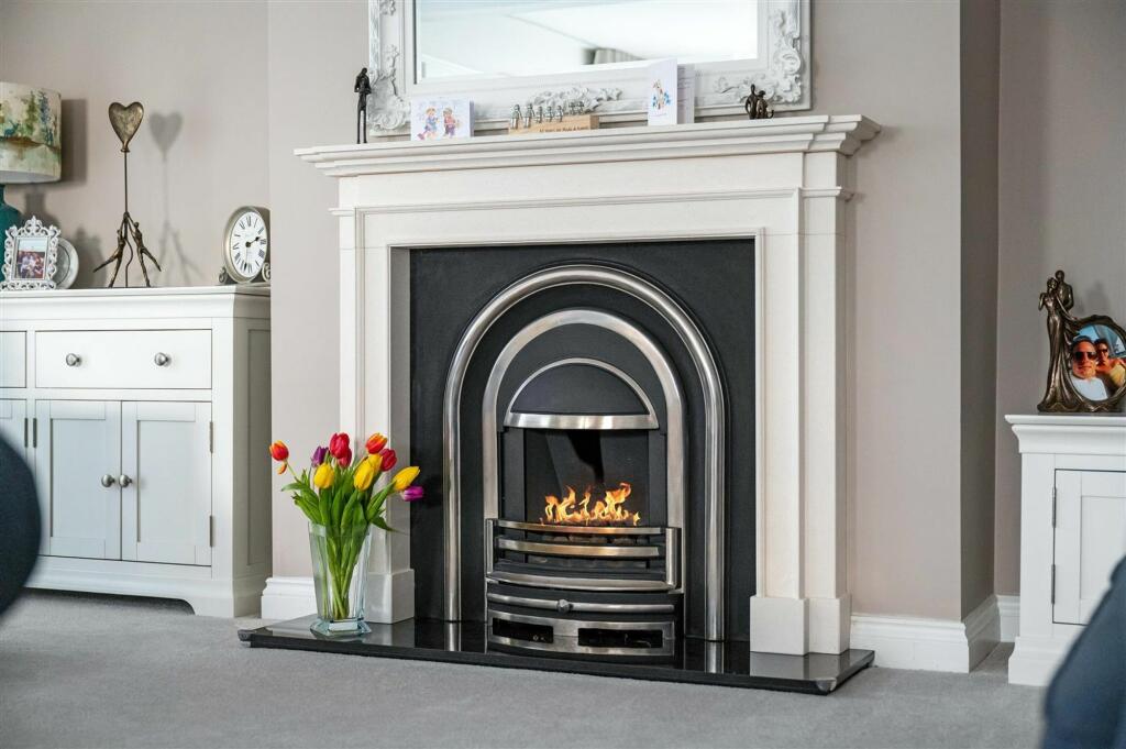 SITTING AREA, DINING AREA, BREAKFAST LOUNGE, AND K