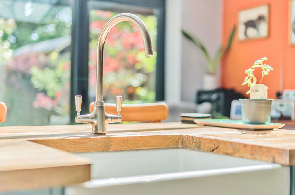 1296551-683041e94...