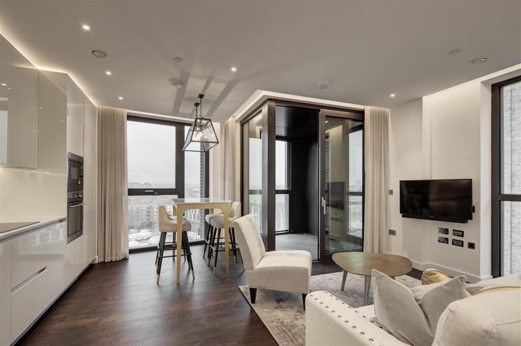 39 Thornes House - Rec.jpg