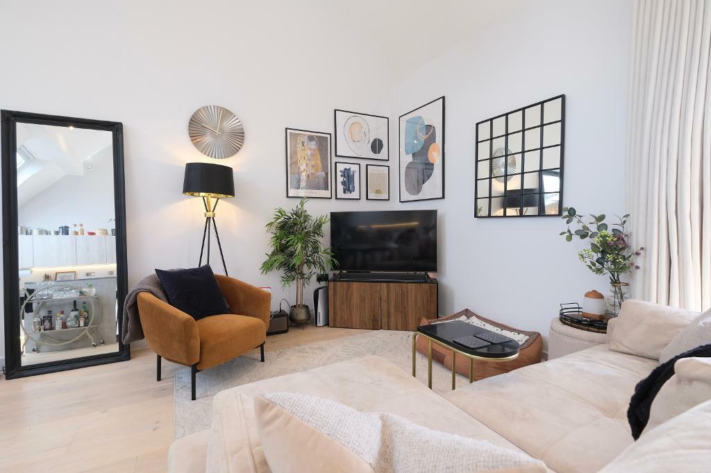 Sitting/TV area