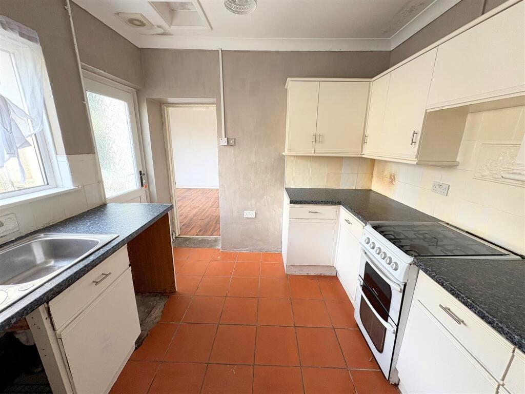 Kitchen b.jpg