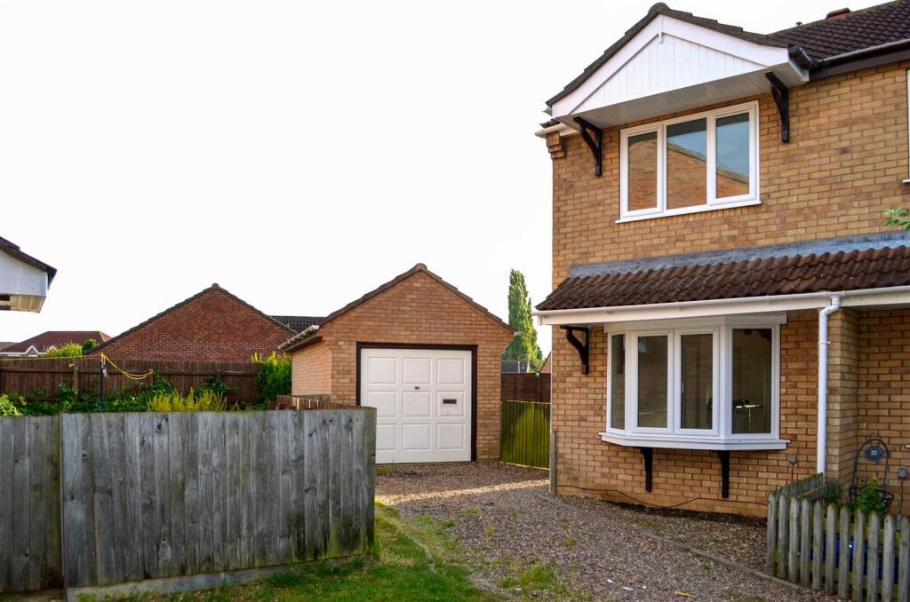 27 Larkspur Croft (1).JPG