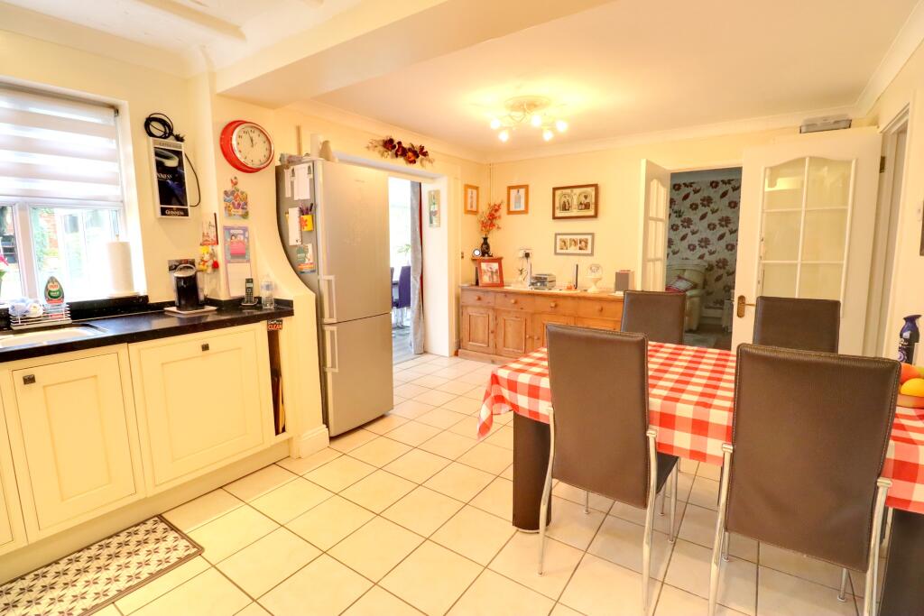 KITCHEN/BREAKFAST ROOM