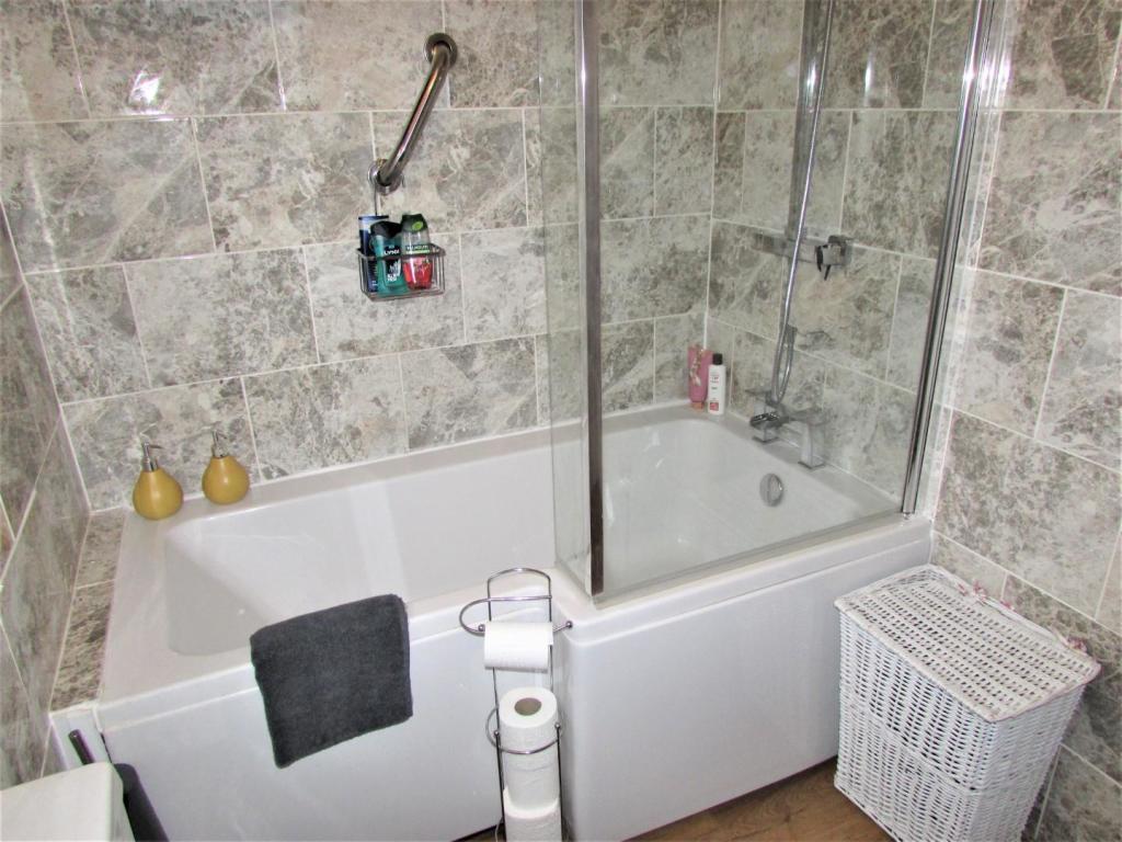 ThornAve12bath2.JPG