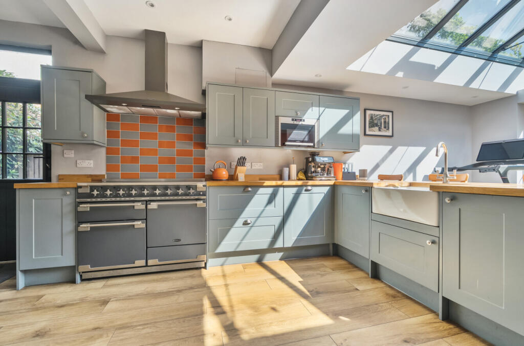 1296551-683042da2...