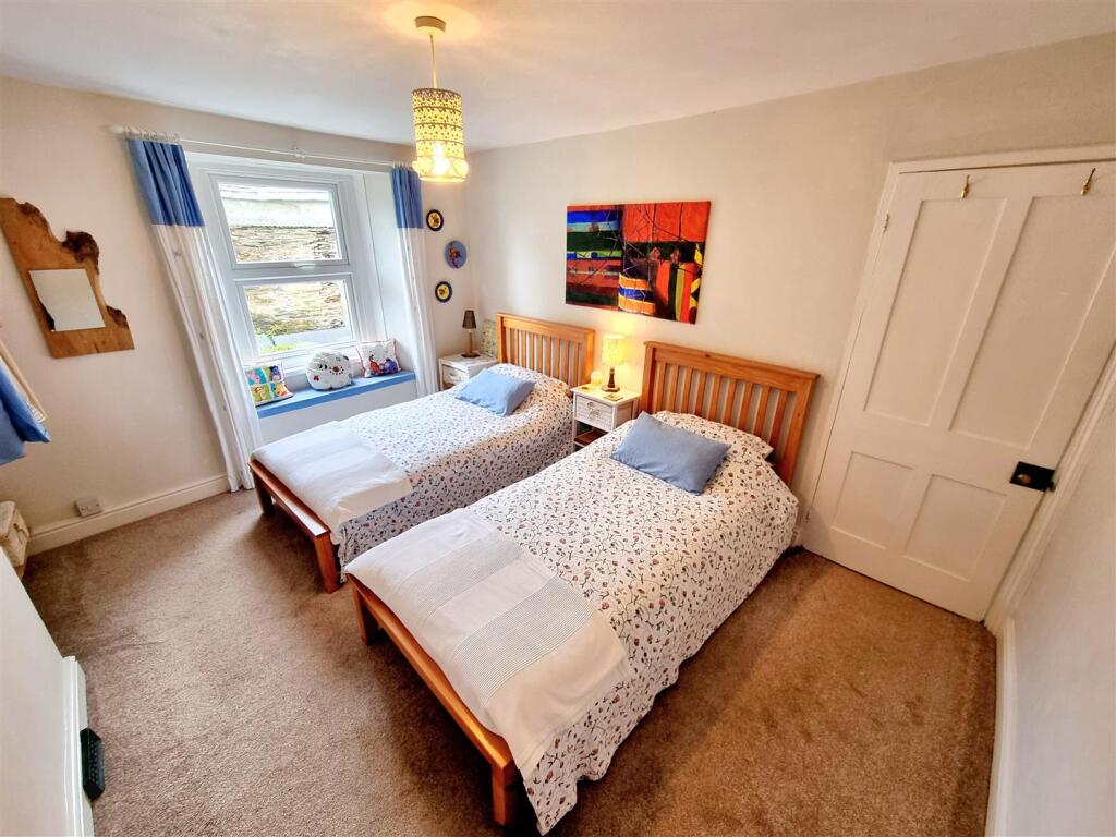 Bed 2.jpg