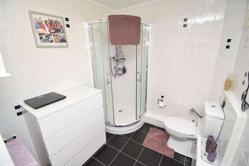 Ensuite.JPG