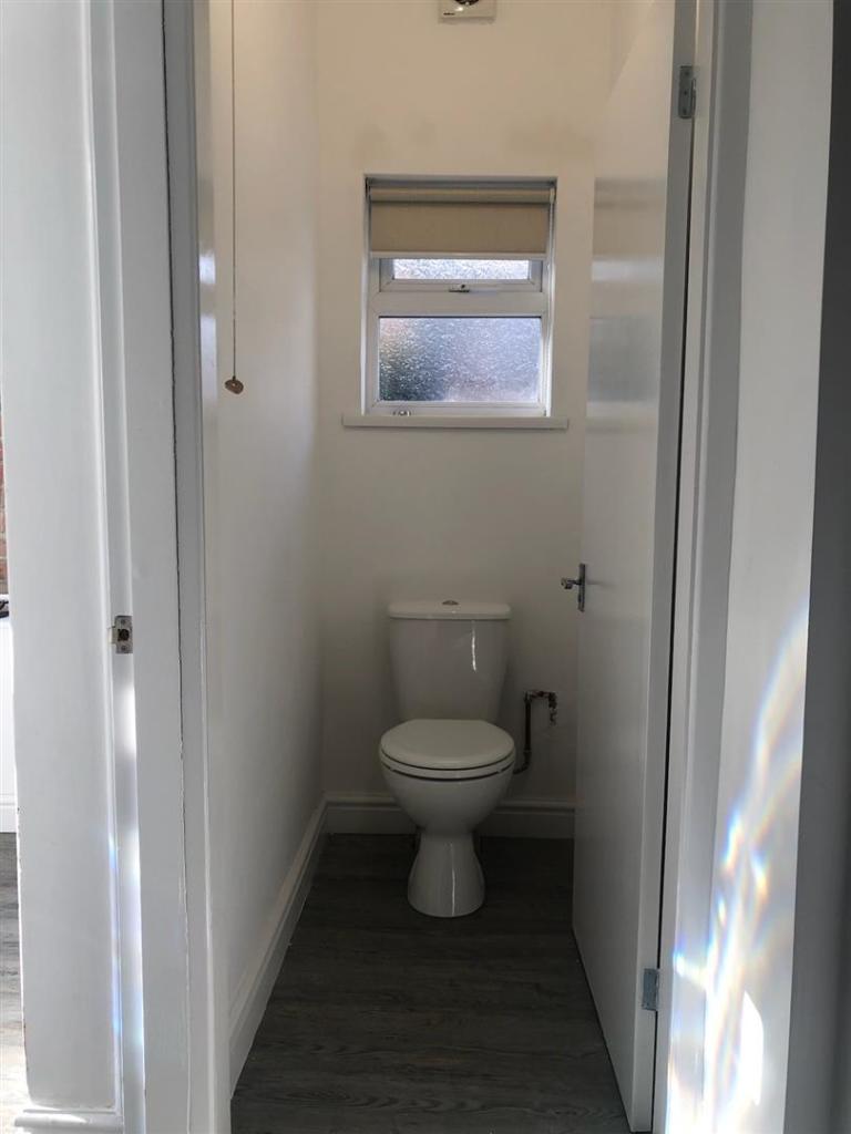 6) 2 Heathcote Street Toilet.jpg