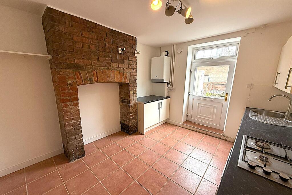 Kitchen 4th.jpg