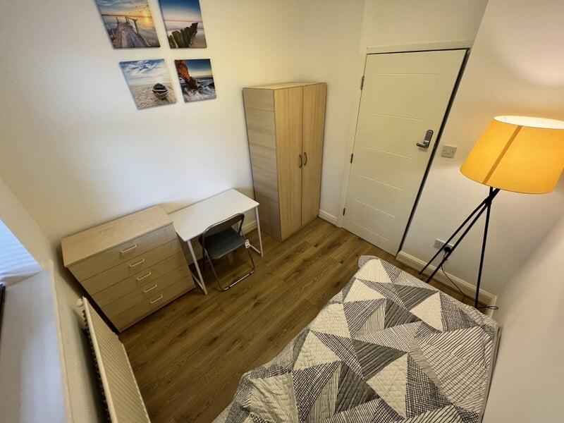 A neat and well-maintained single bedroom featu...