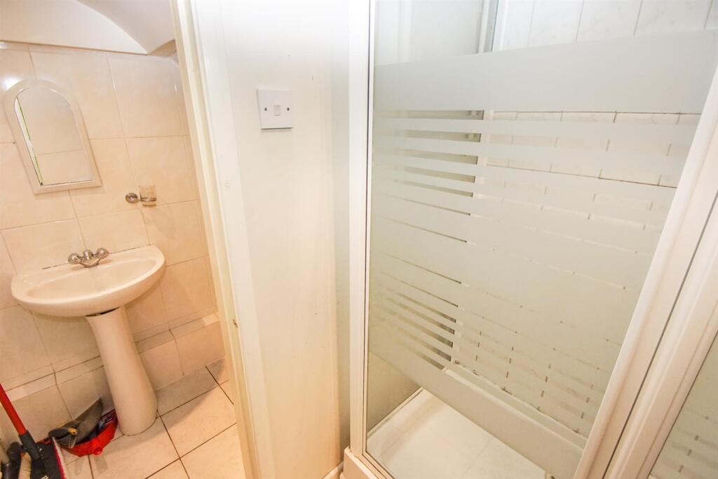 101 lowestoft drive en suite.JPG