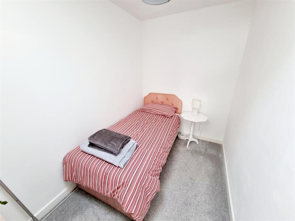 Bed 5.jpg