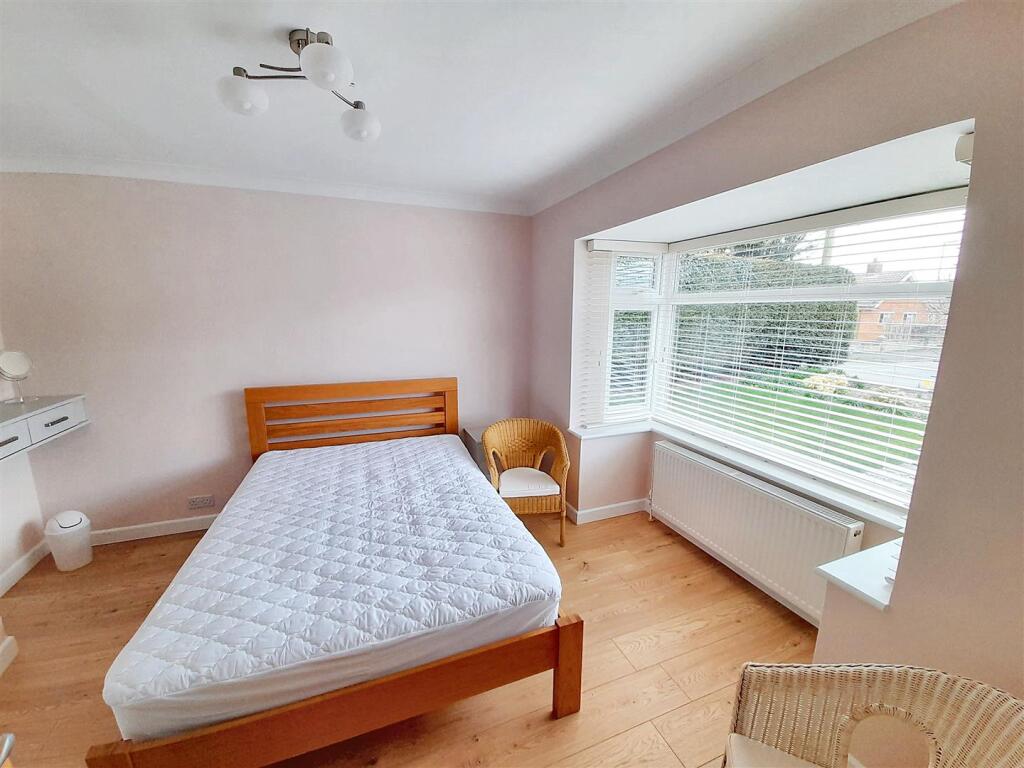 Ground-floor bedroom (3)