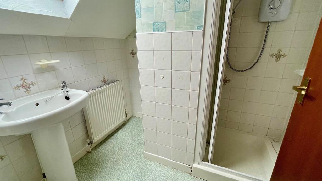 TILED 3-PIECE SHOWER ROOM