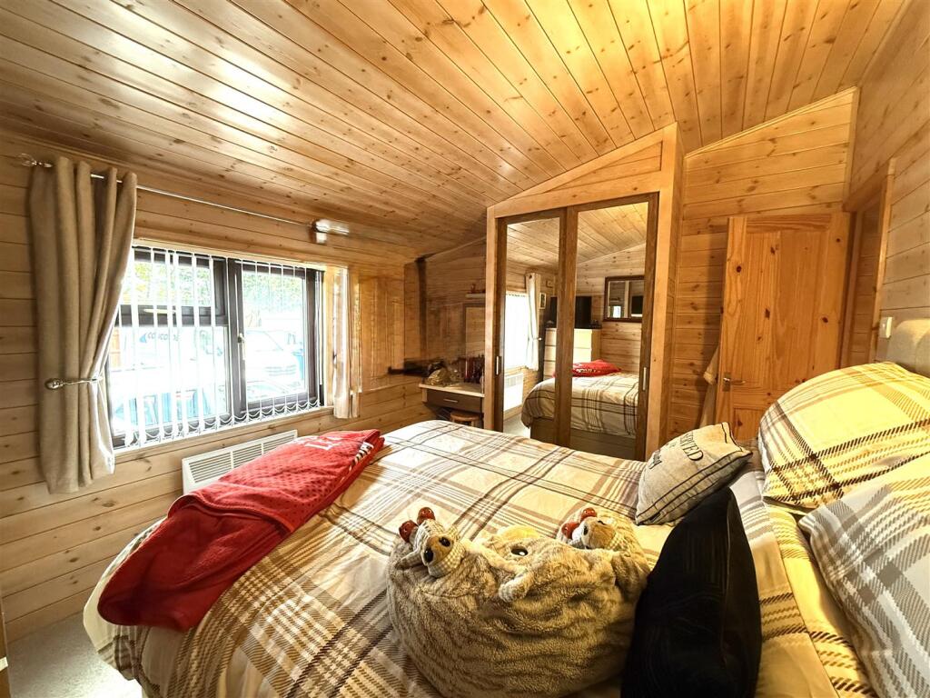 19 LOVE LANE BED 3.jpeg