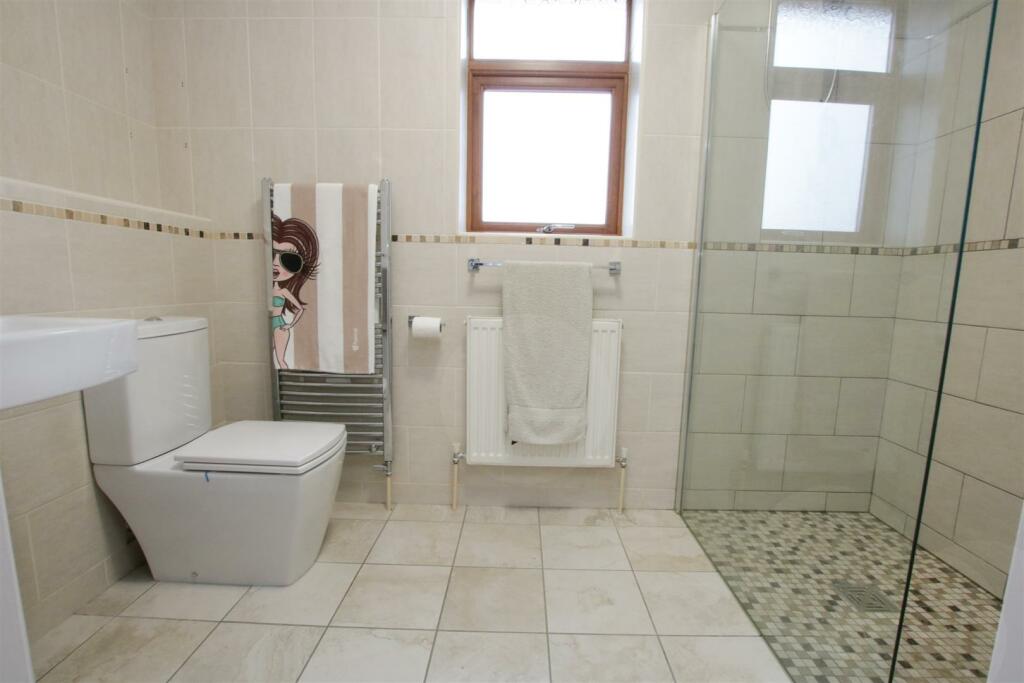 EN SUITE SHOWER ROOM