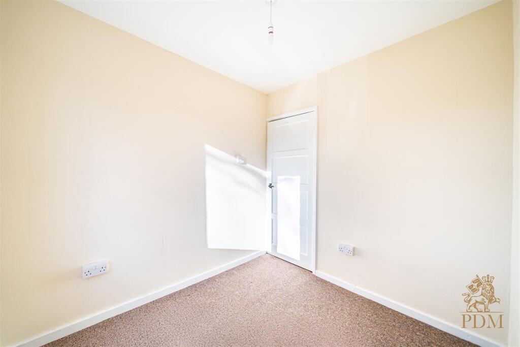 40 Russell Drive Wollaton Nottingham NG8 2BH