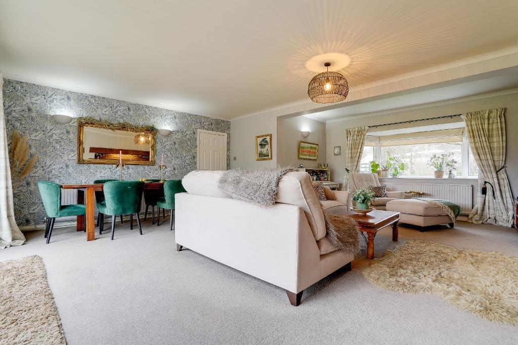 Sitting room &amp; dining area