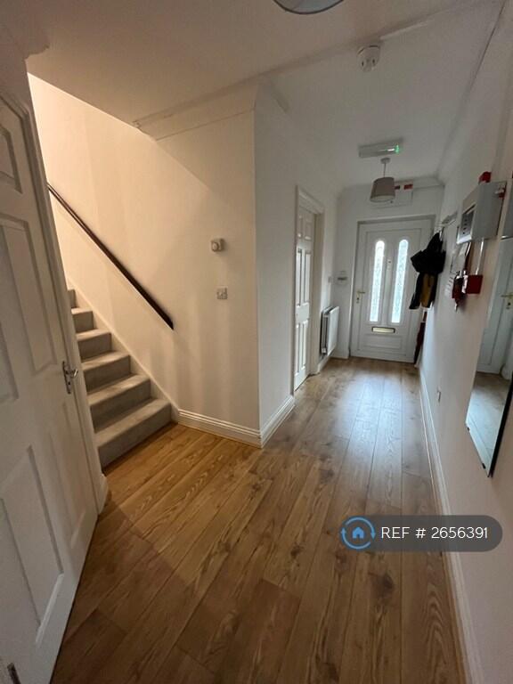 Spacious Entrance Area