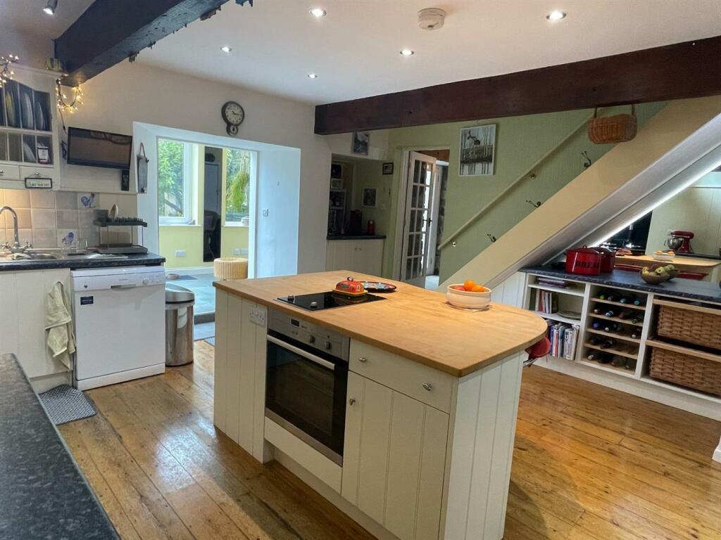 Kitchen2.jpg