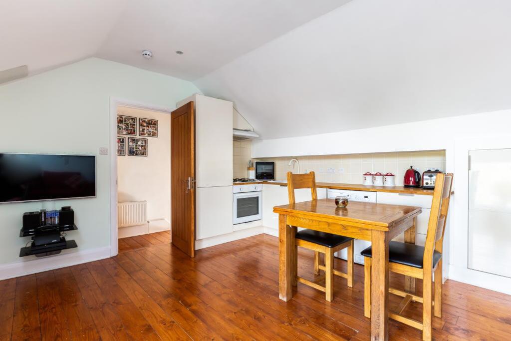 Open plan lounge/kitchen/dining area