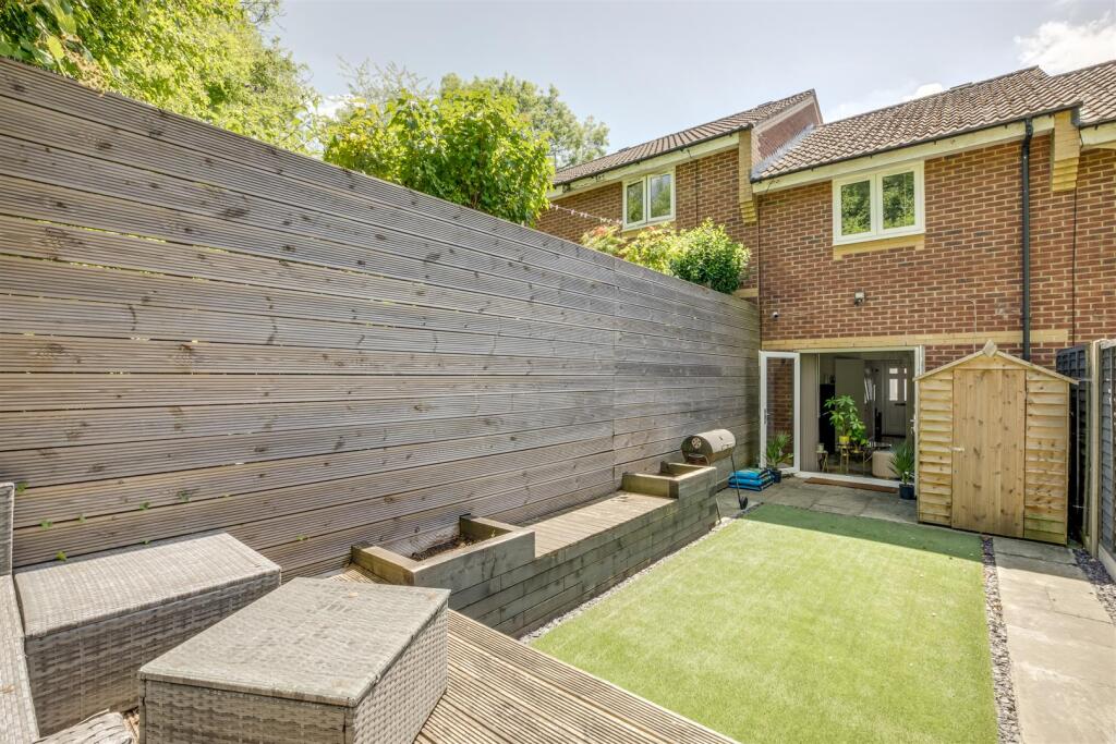 13 Hall Close, HP13 7YT-10.jpg