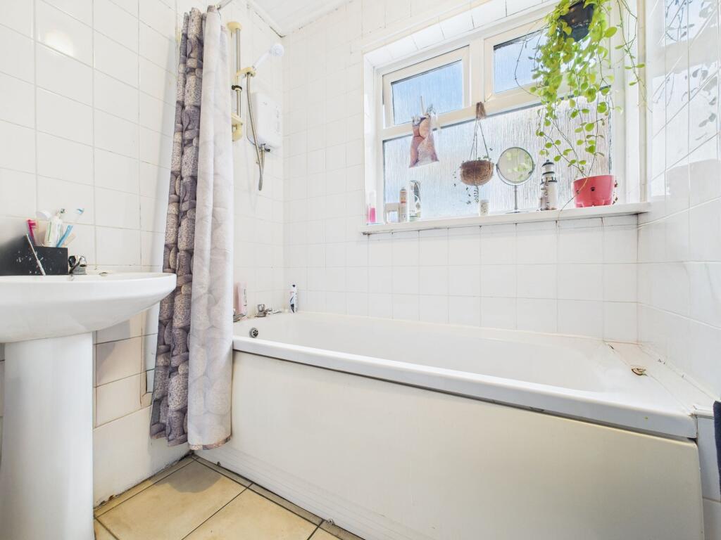 Bathroom (Ground Floor Maisonette)
