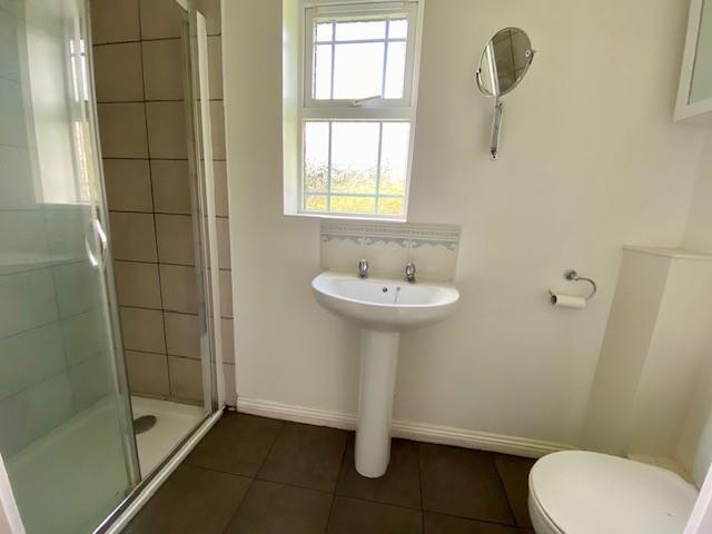 15 Brock Gardens ensuite.jpg