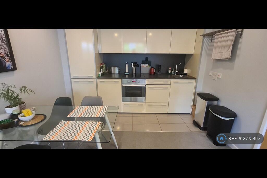 Fully Fitted Kitchen, Dishwasher, Oven, Microwave
