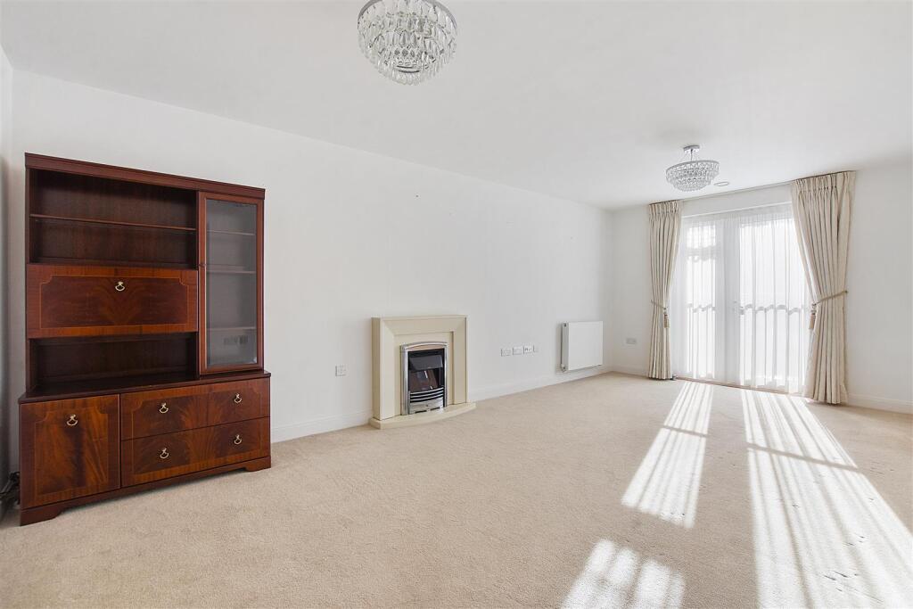 12-95b9GCMCS - 28 Mountbatten House - Reception -O