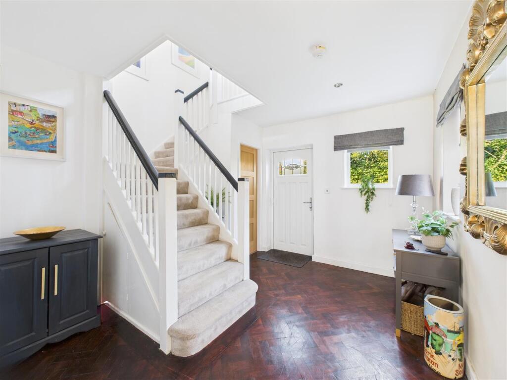 ENTRANCE HALLWAY.jpg