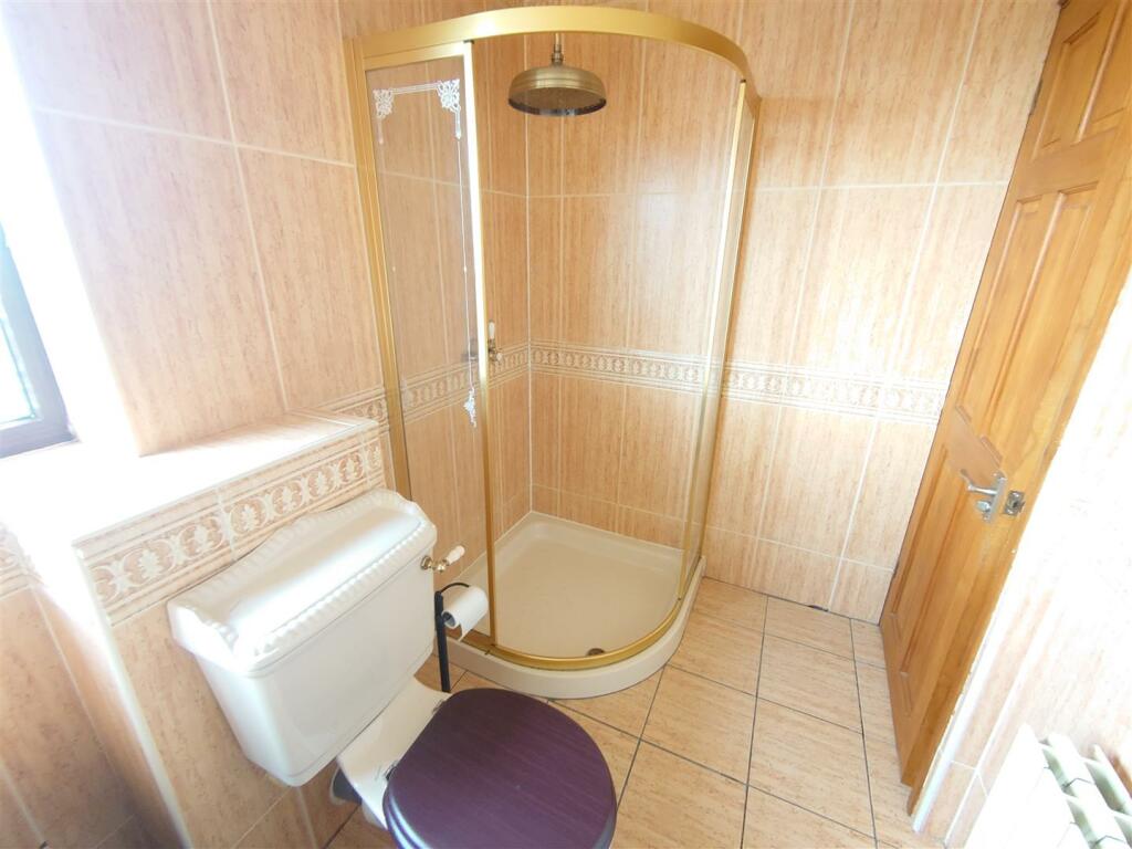 Tiled Bathroom b
