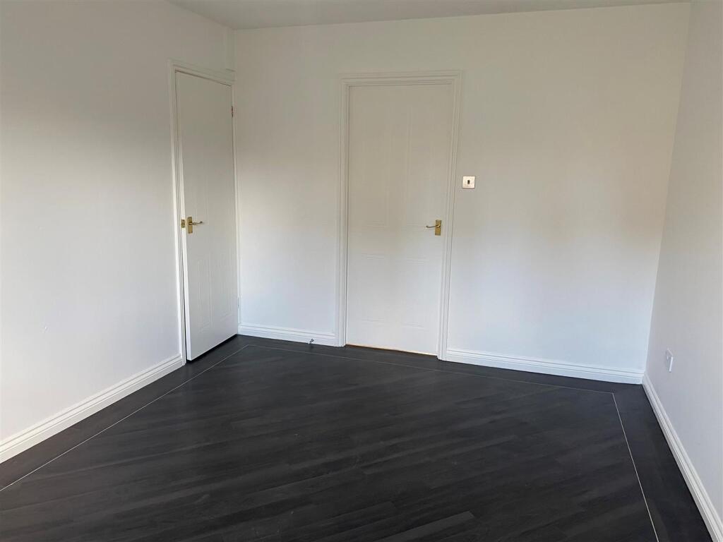 28 Thistle Close - living room 2.jpg