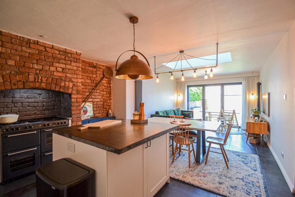 Centre Island, Dining Area &amp; Family Room