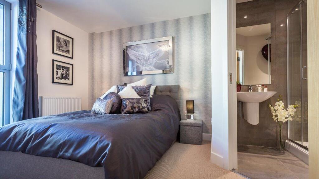 QueensgateBedroom en suite.jpg