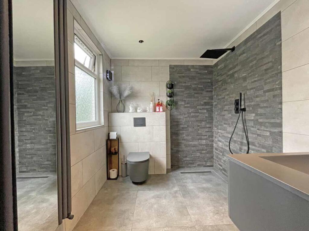 Old Laira Road 331 - En-Suite.jpg