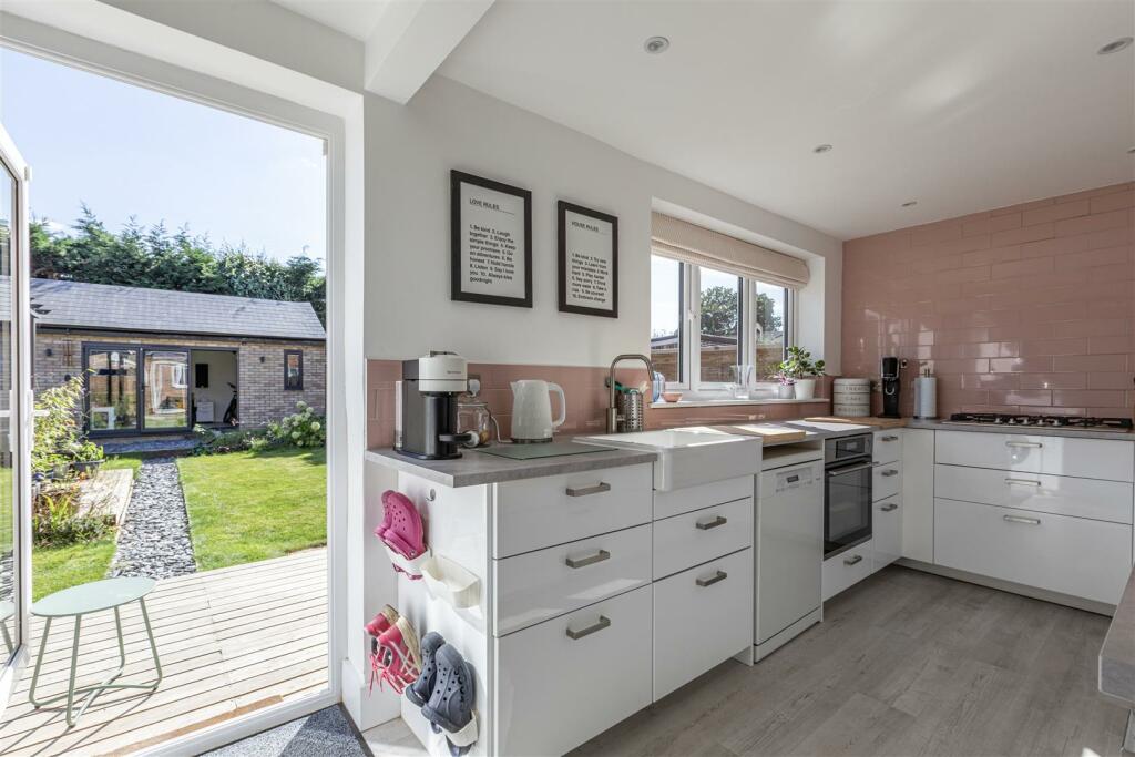 9 Spence Avenue, KT14 7TG - 3.jpg