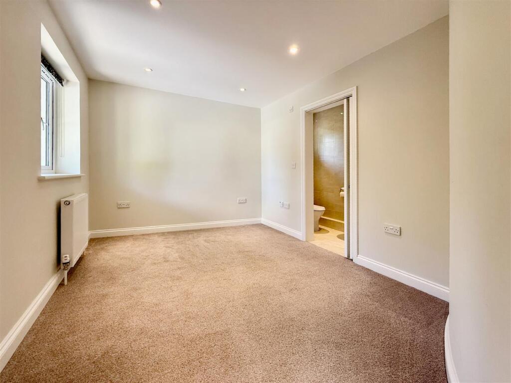 Downstairs Bed 4.JPG