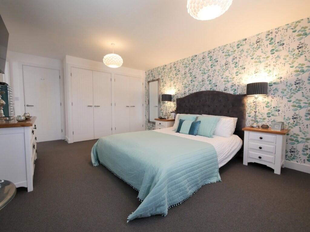 PRINCIPAL BEDROOM...